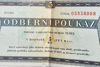 Fronty, podpultovky, pořadníky. Tak vypadaly nákupy za socialismu - Médium.cz